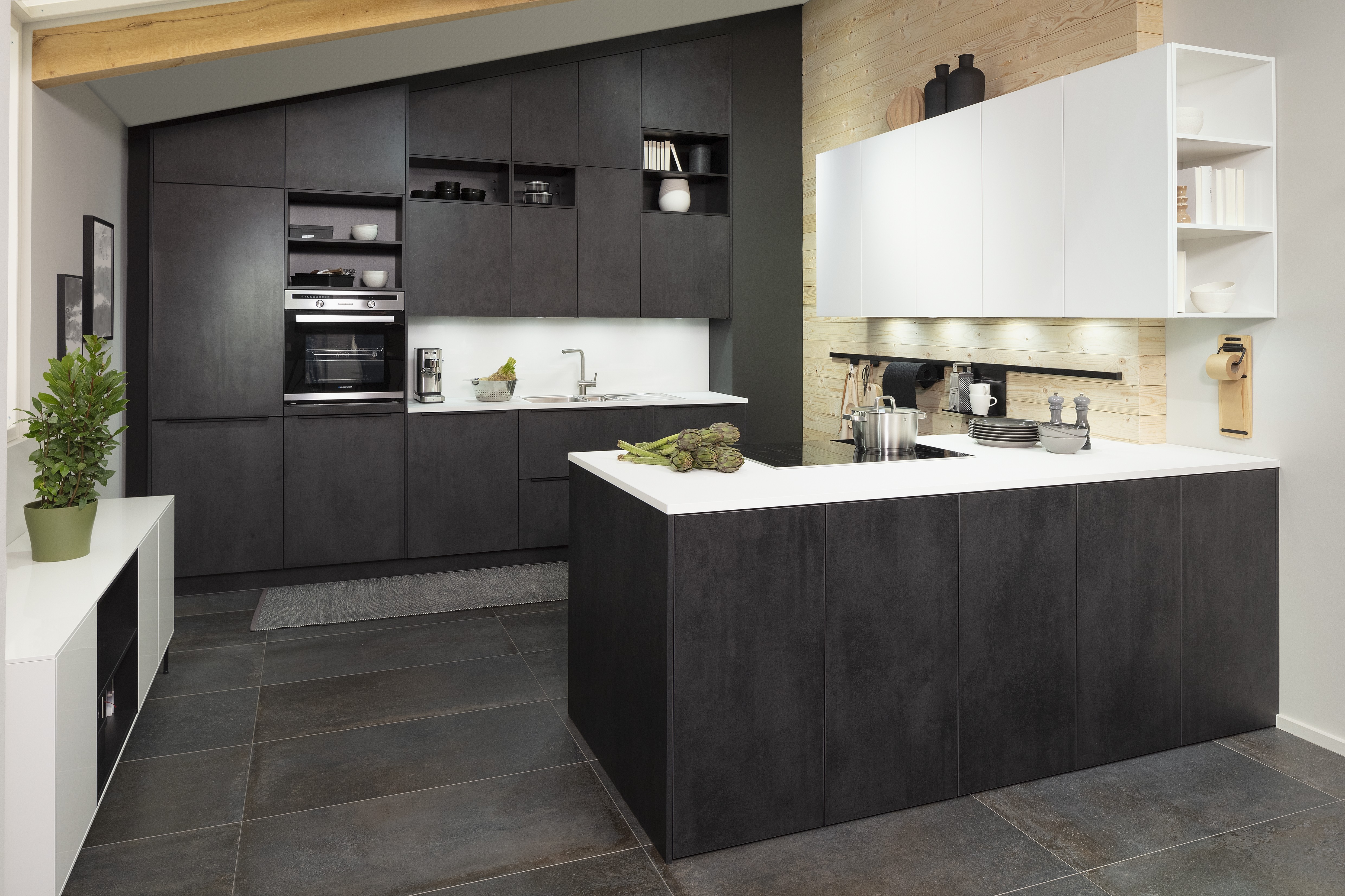 Concept130 Front: Comet Spachtelbeton schwarz Kunststoff strukturiert Murano Bril Kristallweiss Designglas eingefasst APL: Kristallweiß Perfect Sense 25 mm Geräte Blaupunkt Spüle und Armatur: Franke  Features: Dachschräge, Maßeinbau, Sideboard, offene Regale mit Downlights.