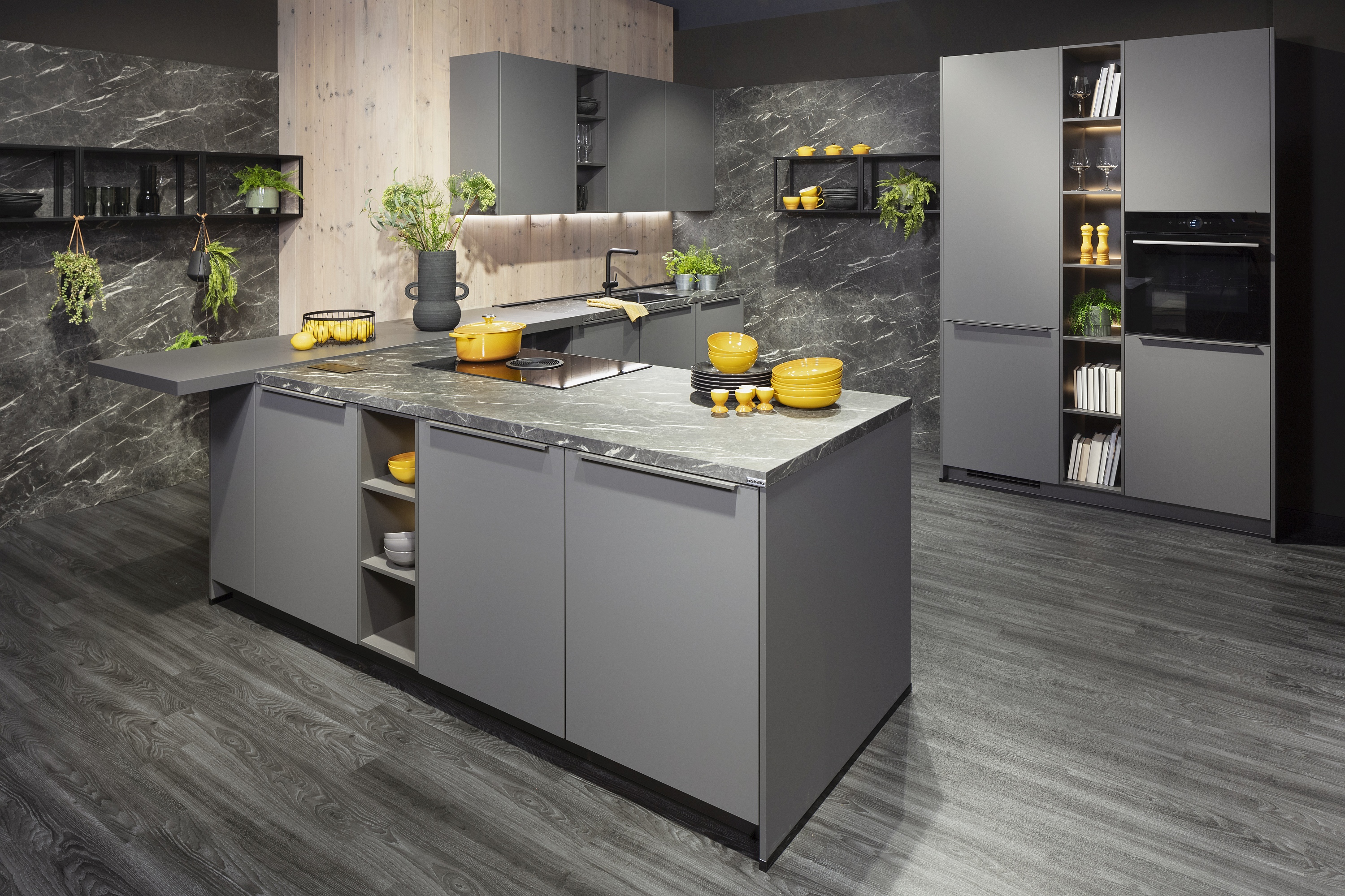 Marmordekor dunkelgrau an Wand und Arbeitsplatte in Nobilia Küche