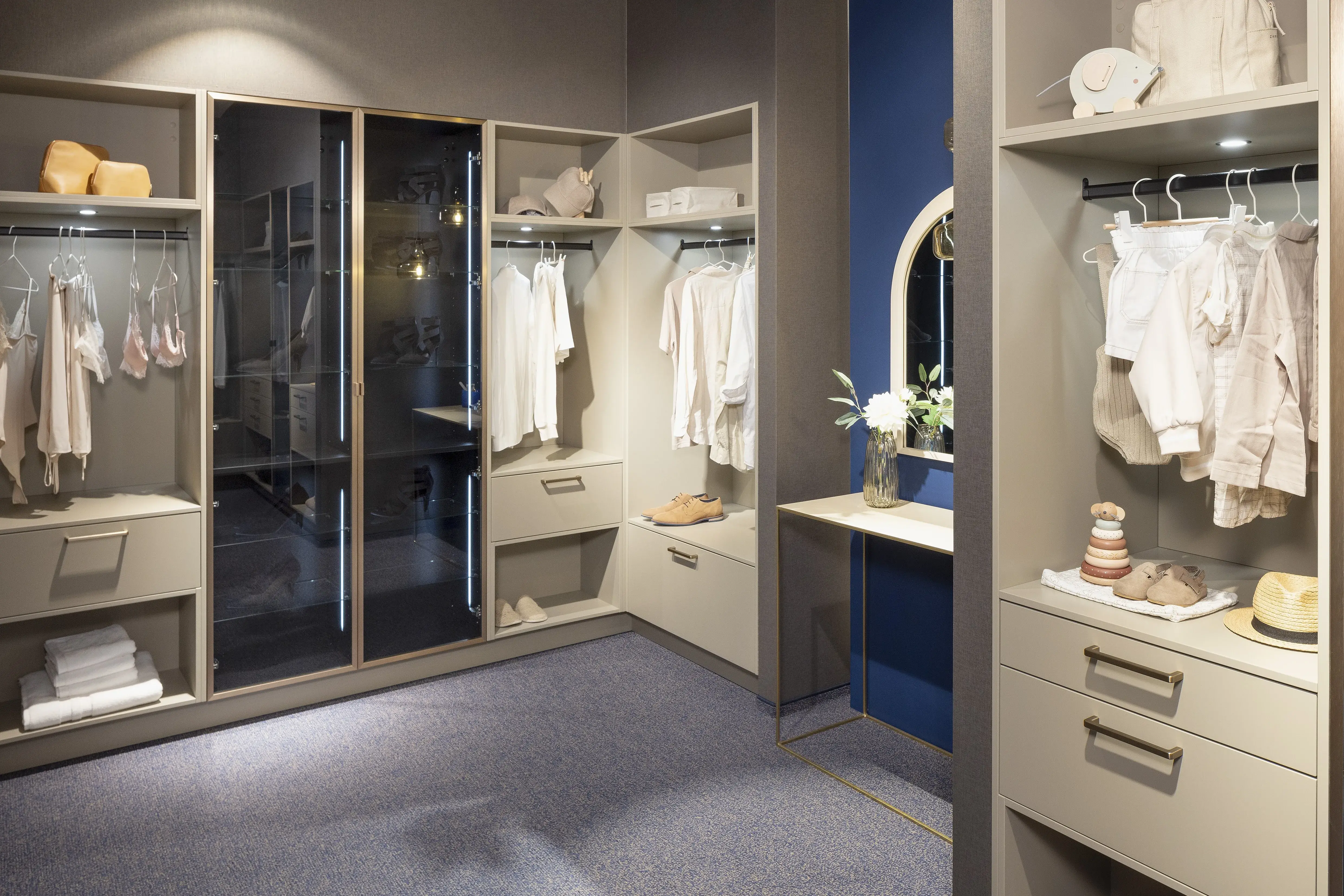 Front: Porto Selection Mattlack Umbra-natur Korpus: 4077 Kristallweiß Griff: 526 Metall Bronzefarben  Features: Ankleidezimmer,