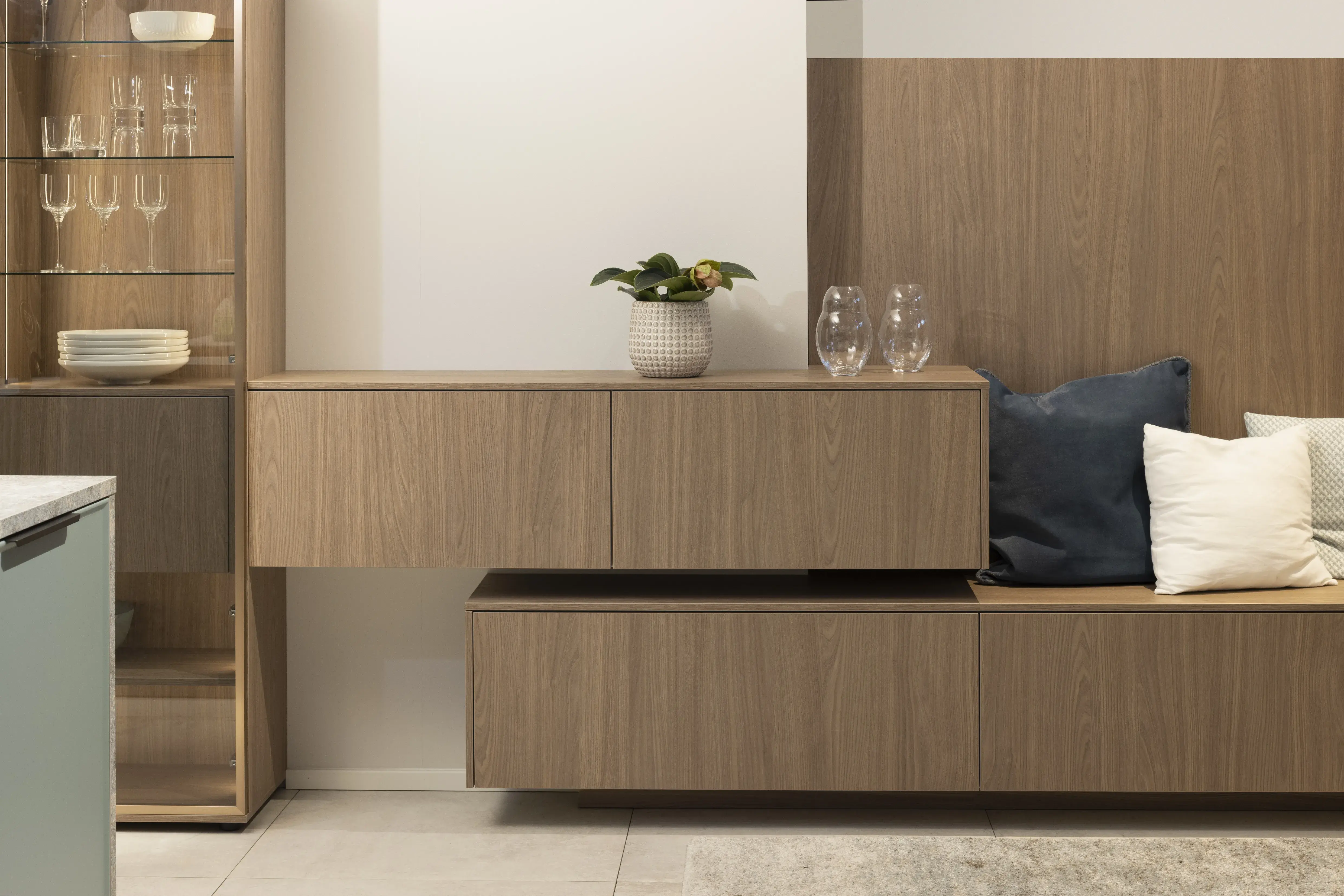 APL: 172 Granit-türkis Repro Front: AV 5075 NCS lackiert Oberfläche Mattlack (PURemission), Kanten umlaufend leicht gerundet Korpus: 2022 Designkorpus Lichtgrau Griff: M791 Schwarz gebürstet Geräte: Blaupunkt Armatur: Blaupunkt Spüle: Blaupunkt  Features: Oberfläche in vielen RAL/NCS-Farben wählbar, Facettentür mit Schweizer Kante, Insellösung mit umlaufender APL (auch Wangenmaterial), Vitrine in AV 2020 Luxor-braun, mit LED-Beleuchtung, mit Sideboardlösung und Sitzecke 