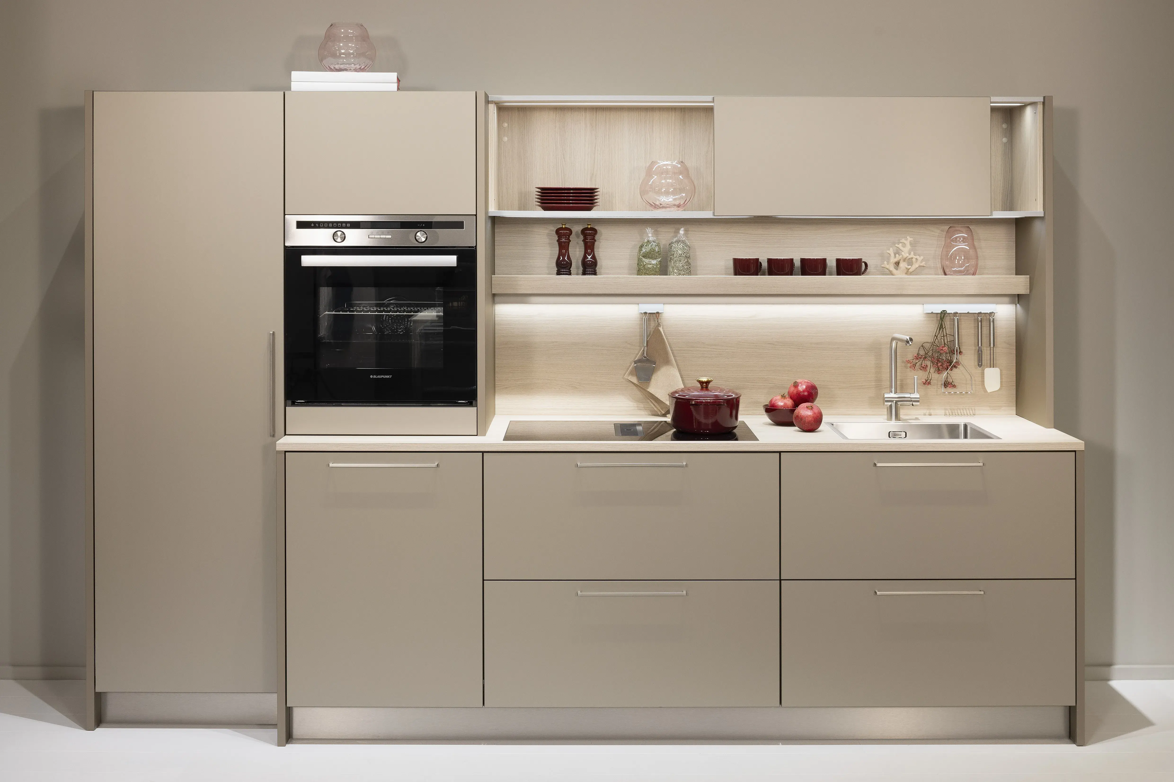 APL: 136 Feineiche-hell Repro 25 mm Front: VEGAS Champagner metallic Lacklaminat  Korpus: 4059 Titan Griff: 114 Metall Edelstahlfarben Geräte: Blaupunkt Armatur: Franke Spüle: Franke  Features: Küchenblock, Singleküche/Einsteigerküche, Skandinavisches Design, Schiebetüren im Oberschrank, Lichtleiste Nischenrückwand, APL = Nischenrückwand, Mülltrennungssystem, Edelstahlbecken 