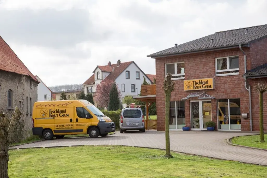 Gebäude und Firmenfahrzeug von der Tischlerei Knut Geese